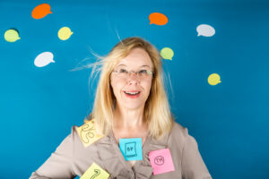 Claudia steht zwischen lauter Sticky Notes.