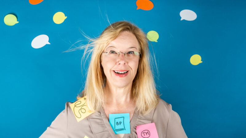 Claudia steht zwischen lauter Sticky Notes.