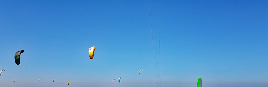 Am Himmel sind Paraglider zu sehen.